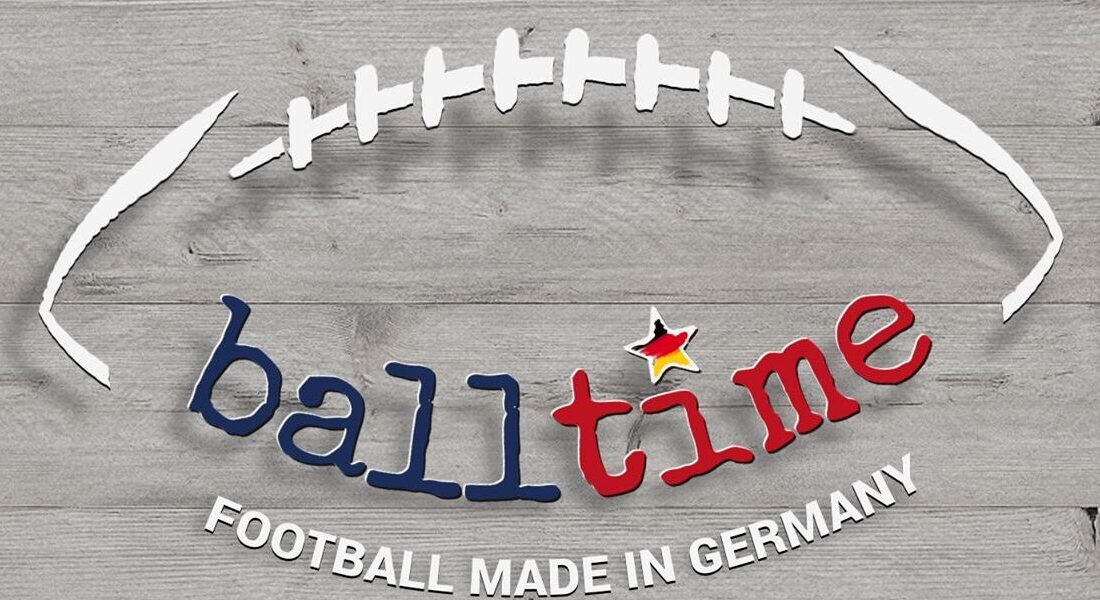 Eine Brille und ein American Fottball auf einen Brett