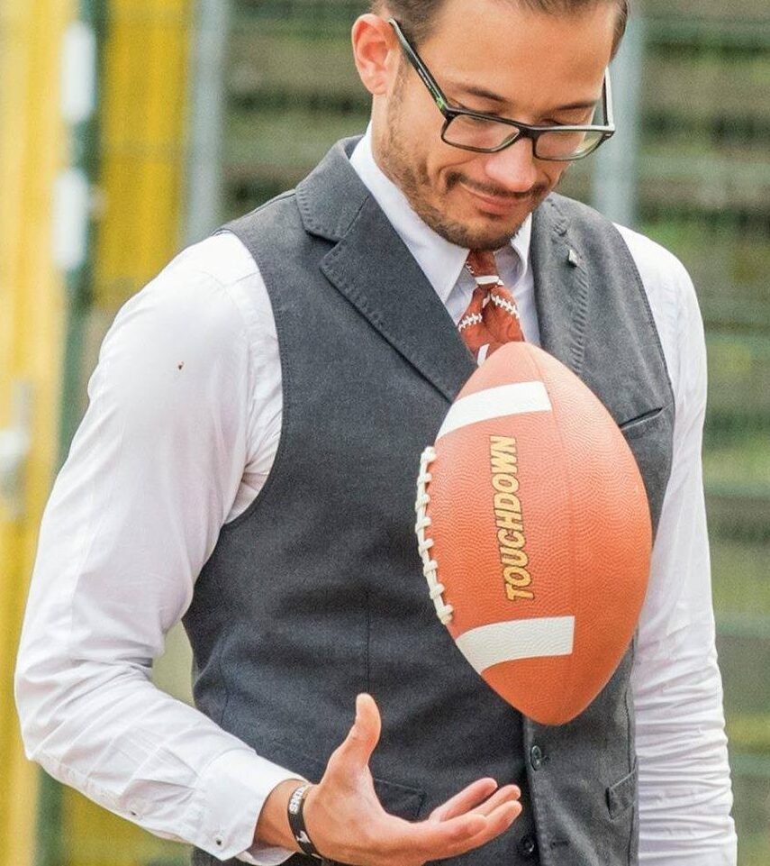Harold McMillan mit einen American Football